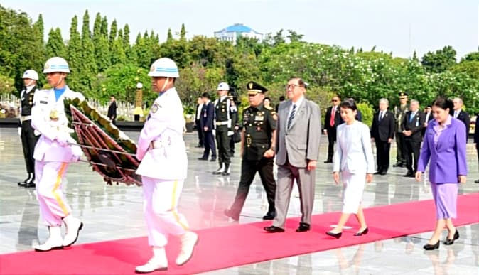 PM Jepang Tabur Bunga di TMPN Kalibata, Simbol Hormati Persahabatan