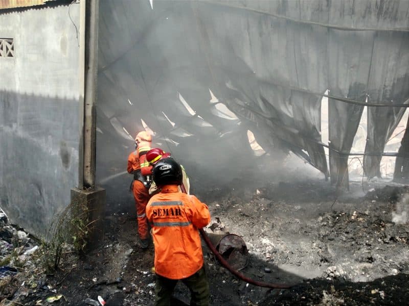 Pabrik Tali Rafia di Jombang Kebakaran Hebat, 8 Damkar Meluncur!