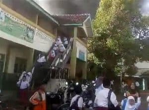 Geger! Siswa MI Jombang Panik Berhamburan Saat Kebakaran Pabrik Rafia