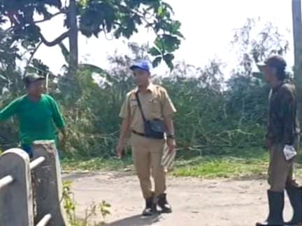 PUPR Jombang Tinjau Jalan Amblas, Warga Sudah Bahu-membahu Perbaiki