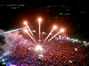 Lautan Jemaah dan Kembang Api Meriahkan Pengajian Gus Iqdam di Muncar