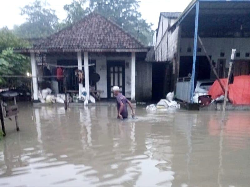 Banjir Terjang Tiga Desa di Mojoagung, Warga Pilih Jaga Harta Bendanya