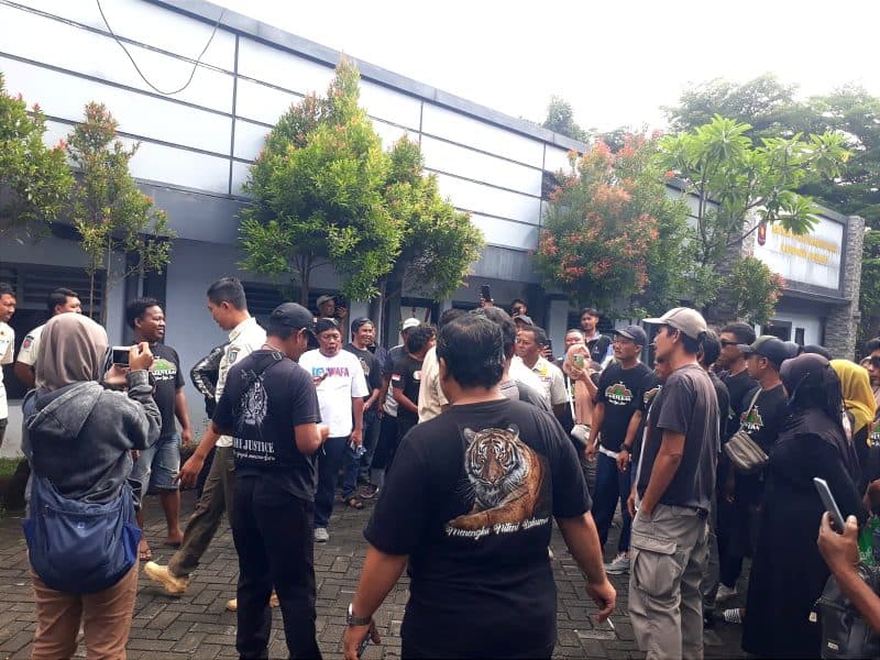 Tak Transparan Relokasi, PKL Aksi Geruduk ke Kantor Satpol PP Jombang