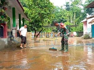 Banjir Lumpur Pekat Genangi SDN Kademangan III, Siswa Belajar di Rumah