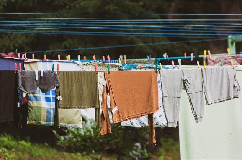 Bye-bye Bau Apek! Tips Jitu Menjemur Pakaian di Musim Hujan