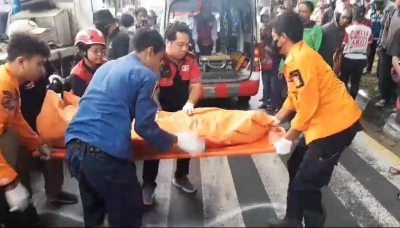 Salip Truk Trailer, Pengendara Motor Tewas Mengenaskan di Surabaya