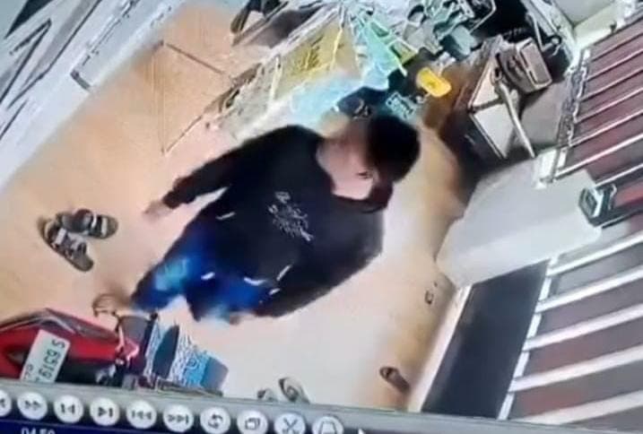 Maling HP Terekam Kamera CCTV di Jombang, Polisi Buru Pelaku