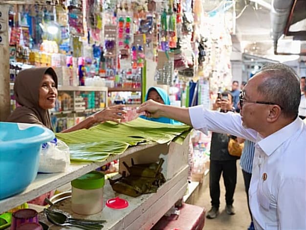 Menko Zulhas ‘Blusukan’ ke Medokan Ayu, Cek Stok Pangan Jelang Ramadan