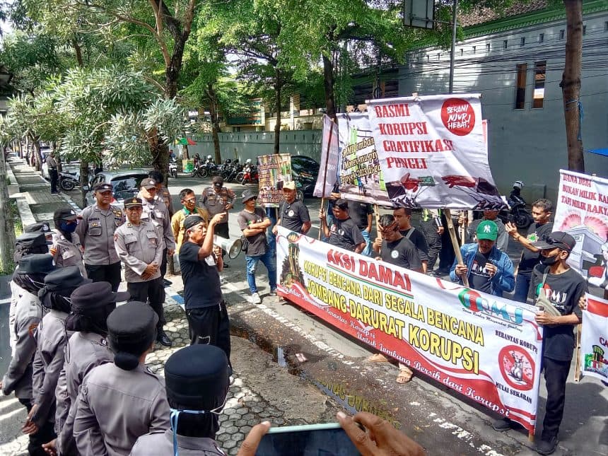 Massa FRMJ Geruduk Kantor DPMD Jombang, Dituding Jadi Sarang Korupsi