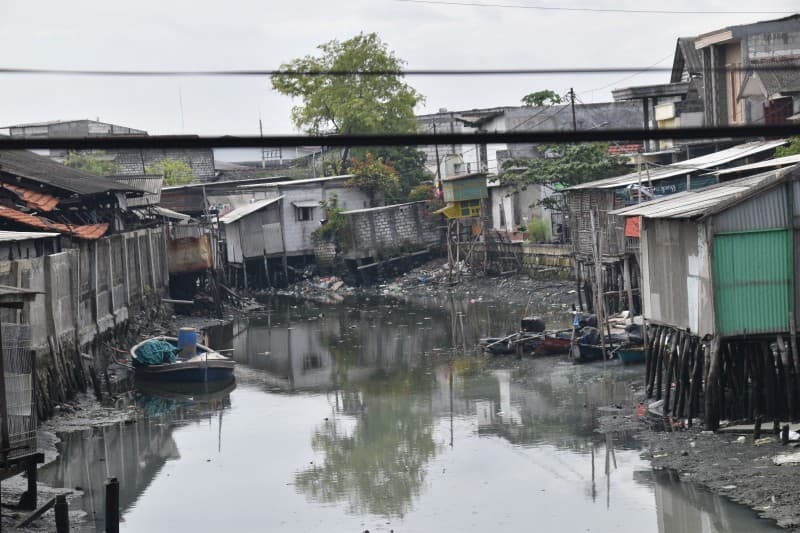 Pemkot Surabaya Lakukan Normalisasi Bangun Plengsengan Sungai Kalianak