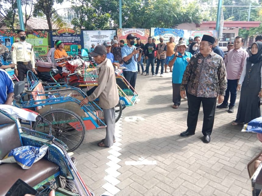 Berkah Ramadan: Warsubi Sekeluarga Bagikan Ribuan Sembako & Uang Tunai