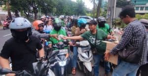 Forum Jurnalis Peduli Berbagi Ratusan Takjil di Surabaya