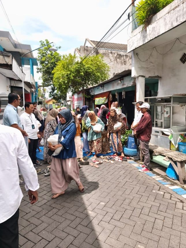 BRI Kantor Cabang Sidoarjo Salurkan Sembako ke 3000 Warga Kurang Mampu