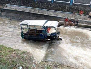 Tabrak Lari! Fortuner Seruduk Motor Viar hingga Nyemplung Sungai