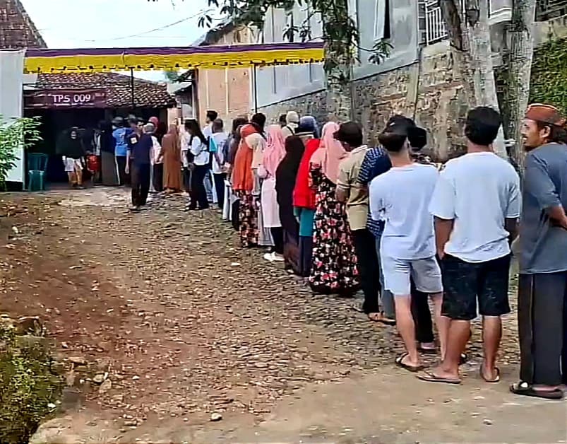 PSU Magetan: Warga Selotinatah Rela Ngantri Panjang & Panas-panasan