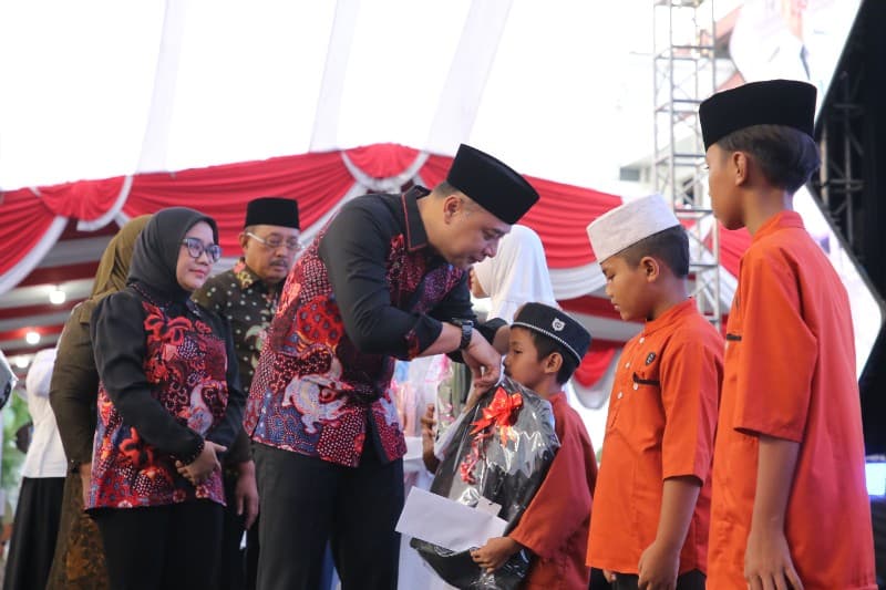 Eri Cahyadi Ajak Warga Surabaya Peduli Sesama di Hari Pertama Kerja