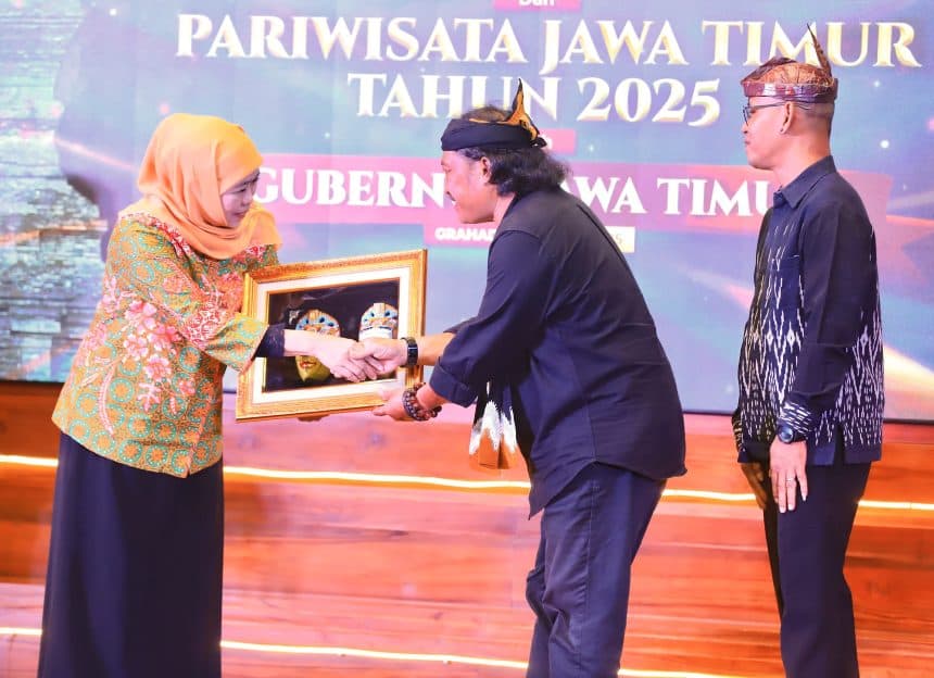 Khofifah Beri Apresiasi dan Tunjangan Kehormatan 1.000 Seniman