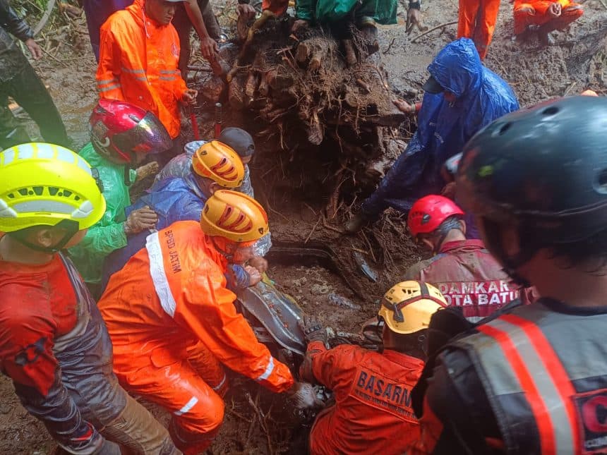 Khofifah Sampaikan Belasungkawa untuk Korban Longsor Pacet-Cangar