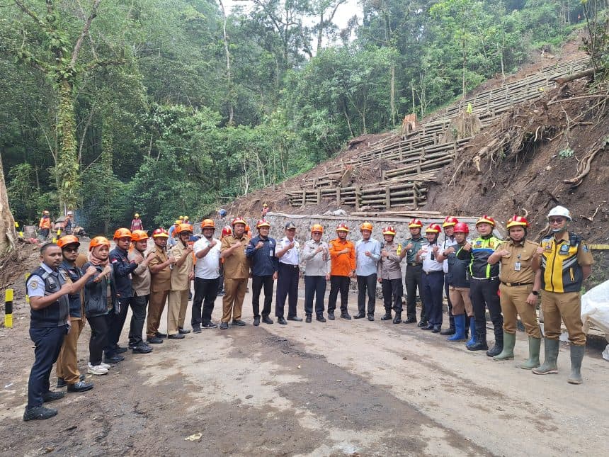 Jalur Longsor Pacet-Cangar Dibuka Terbatas Rabu, Uji Coba Selasa
