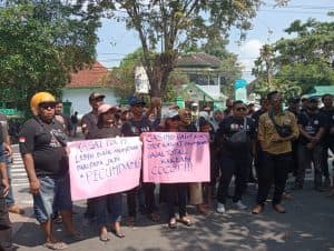 Sudah Pindah Kok yang Lain Bebas di Zona Merah? PKL Jombang Protes!