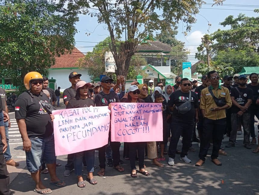 Sudah Pindah Kok yang Lain Bebas di Zona Merah? PKL Jombang Protes!