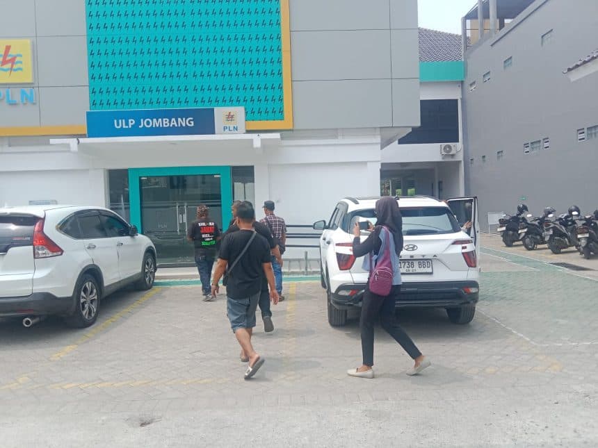 Dana Sumbangan Nenek Masruroh Ditolak PLN, Persatuan PKL Ancam Demo