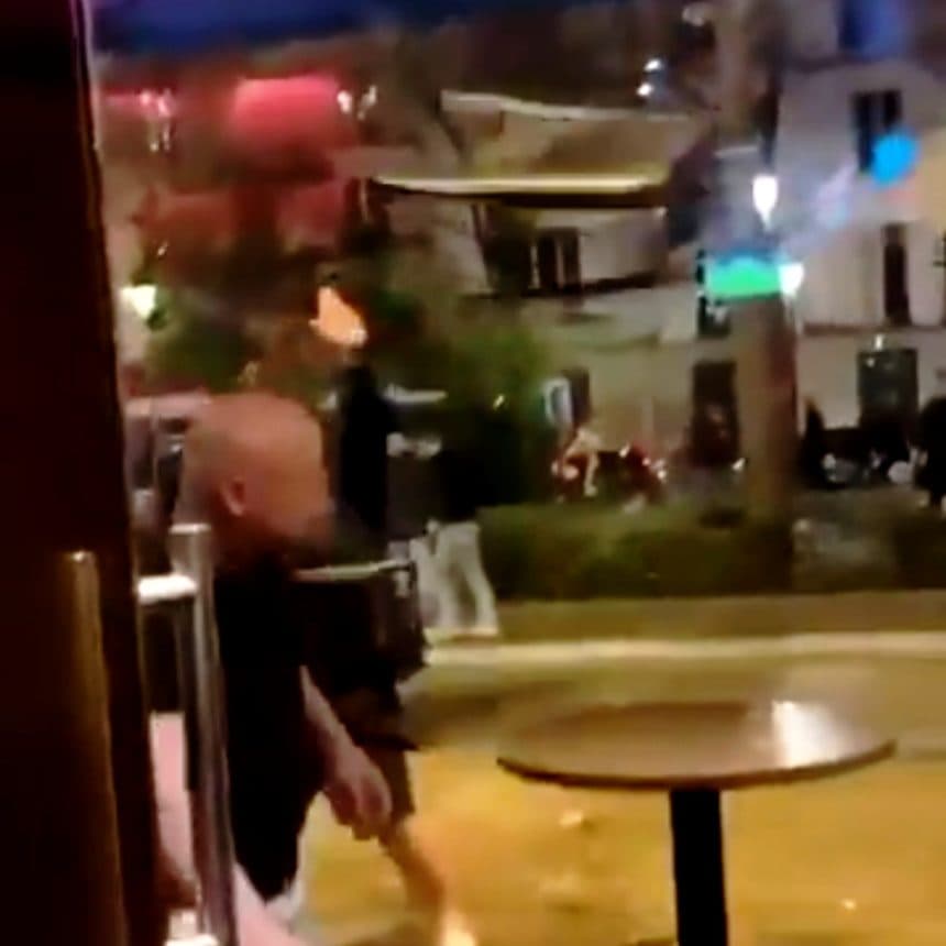 Ricuh! Jelang PSG vs Villa, Suporter Saling Pukul dan Lempar Kursi