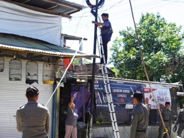 Semrawutnya Kabel Optik Berakhir, Tim Gabungan Ponorogo Potong Paksa