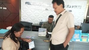 Ketua FKMS Sutikno melaporkan dugaan korupsi pada proyek SPAM Singosari. (foto : jero/siginews.com)