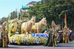 Pawai Mobil Hias Pelindo Nyi Roro Kidul Sang Penguasa Laut Selatan 