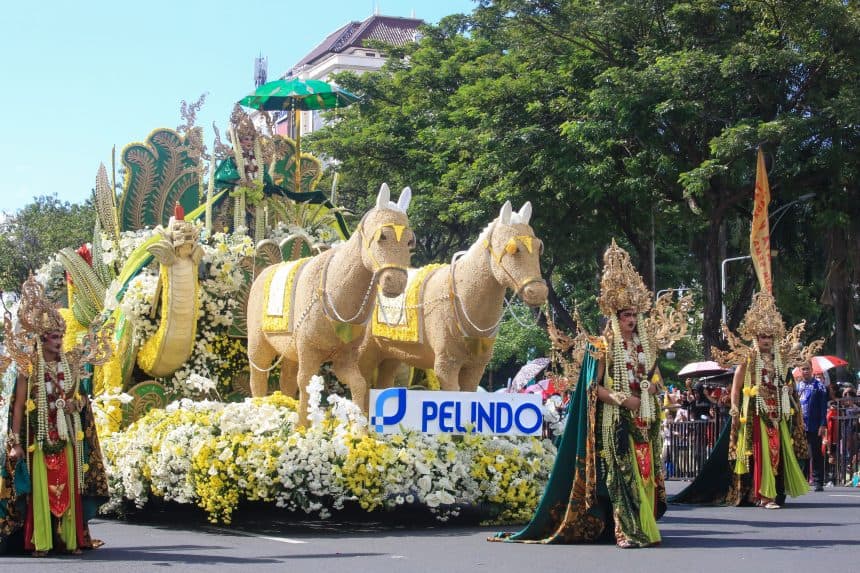 Pawai Mobil Hias Pelindo Nyi Roro Kidul Sang Penguasa Laut Selatan 