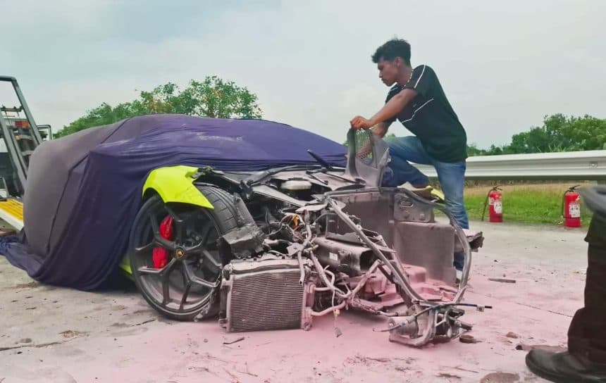 Mobil Mewah Lamborghini Ringsek Usai Tabrakan di Tol Jombang-Mojokerto