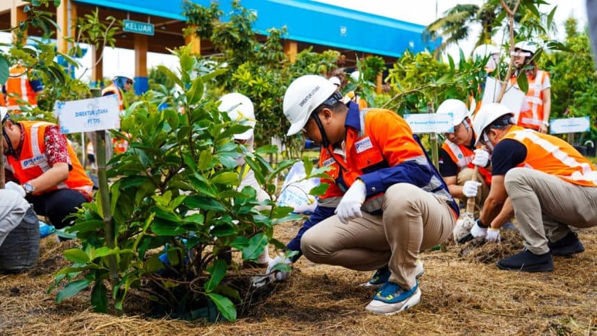 HUT ke-26, TPS Surabaya Pilih Tanam Pohon Buah Bareng Mitra