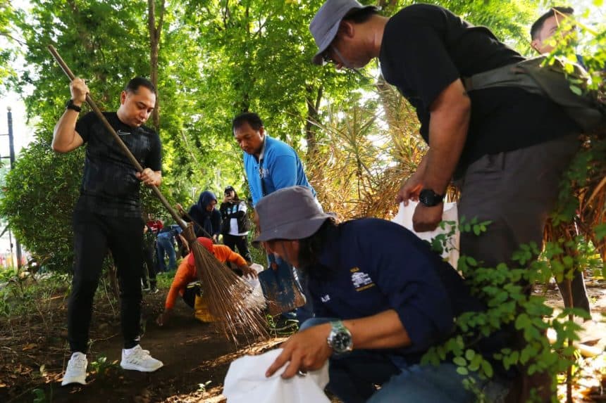Hari Bumi: Surabaya Kerahkan 1.500 Orang Bersihkan Sungai Kalimas