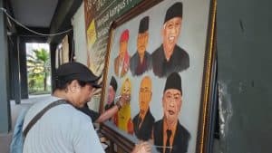 Lukis 7 Tokoh Pendiri Undar, Seniman Jombang Ingatkan Jejak Sejarah