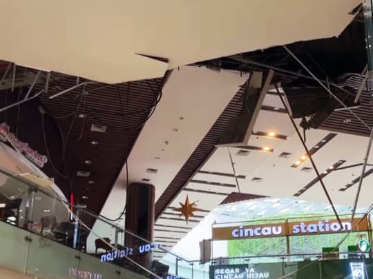 Grand City Mall Surabaya Tetap Buka Meski Atap Plafon Ambrol