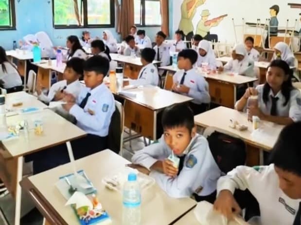 MBG Libur Alasan Tak Jelas, Siswa SMPN 13 Surabaya Bawa Bekal Sendiri