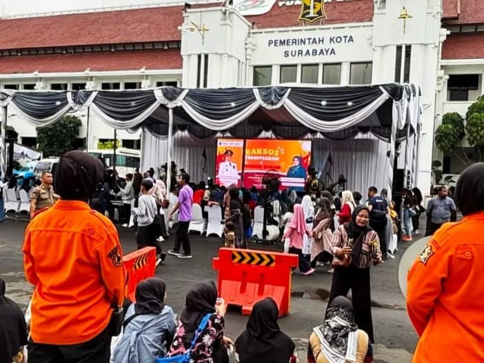 Hari Jadi Surabaya: Warga Periksa Kesehatan Gratis& Donor di Balaikota
