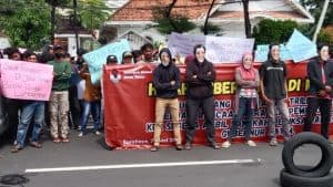 Demo Desak KPK Tangkap Gubernur Khofifah Nyaris Ricuh