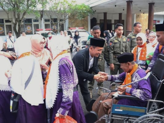 1.463 Jemaah Haji Bojonegoro Dilepas, Doa Mabrur Iringi Keberangkatan