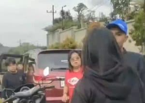 Tiga Pria Pengendara Mobil Tega Hajar Dua Wanita, Polisi Buru Pelaku