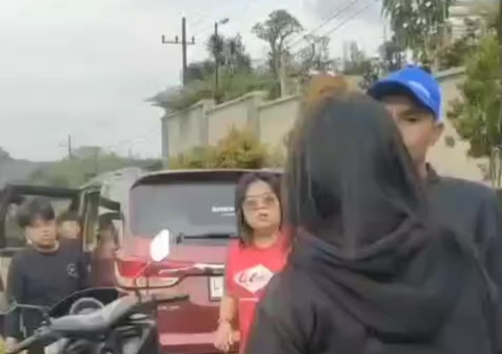 Tiga Pria Pengendara Mobil Tega Hajar Dua Wanita, Polisi Buru Pelaku
