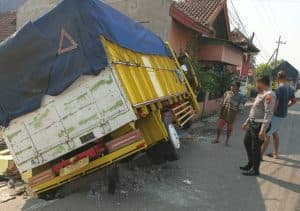 Sopir Lihat Perempuan Nyebrang, Truknya Seruduk Pagar Rumah di Jombang