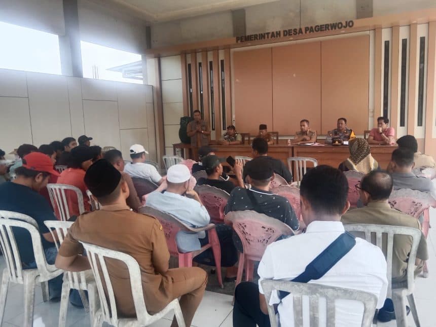 Demo Pagerwojo: Proyek Rabat Beton dan Tuntut Mundur Kaur Perencanaan