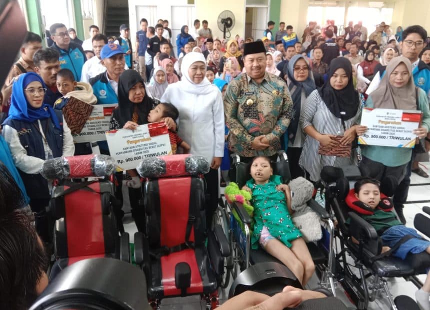 Khofifah Salurkan Bansos Rp 5,69 Miliar di Jombang, Ini Penerimanya