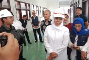 Mengumbar Senyum, Khofifah Siap Diperiksa KPK Terkait Kasus Dana Hibah