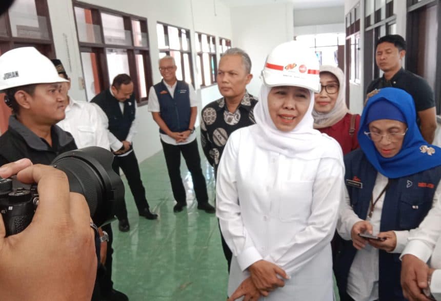 Mengumbar Senyum, Khofifah Siap Diperiksa KPK Terkait Kasus Dana Hibah