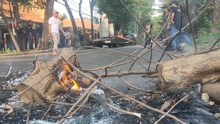 Aksi Bakar dan Blokade di Lokasi Eksekusi Rumah Jl Dr Soetomo