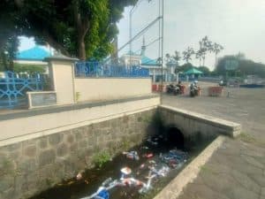 Foto : Selokan Kumuh Depan Masjid Al Akbar Surabaya