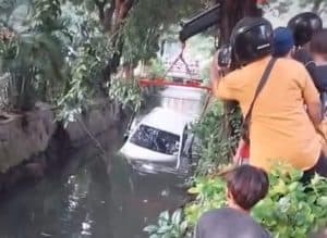 Mobil Nyemplung Sungai Nginden Surabaya, Beruntung Tak Ada Korban Jiwa